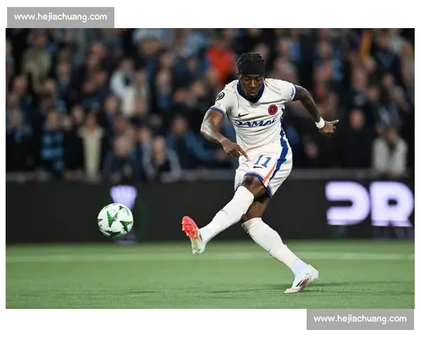 马杜埃凯 GQ 大片曝光！切尔西边锋化身巴黎世家型男